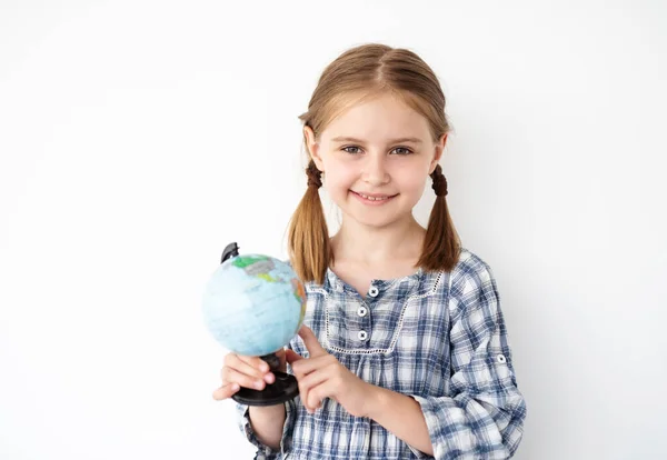 Bonita niña sosteniendo pequeño globo — Foto de Stock