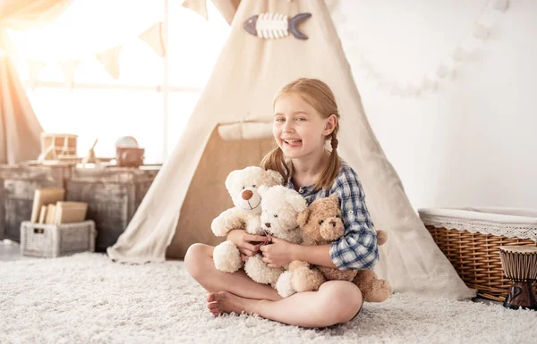 Menina feliz brincando com ursos — Fotografia de Stock
