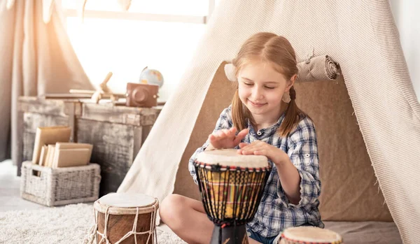 Malá bubeník dívka hraje na djembe — Stock fotografie