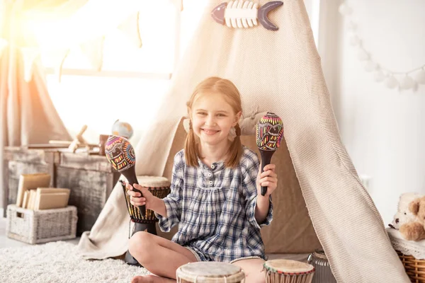 Menina feliz jogando em maracas — Fotografia de Stock