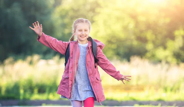 Bambina che corre all'aperto dopo la lezione — Foto Stock