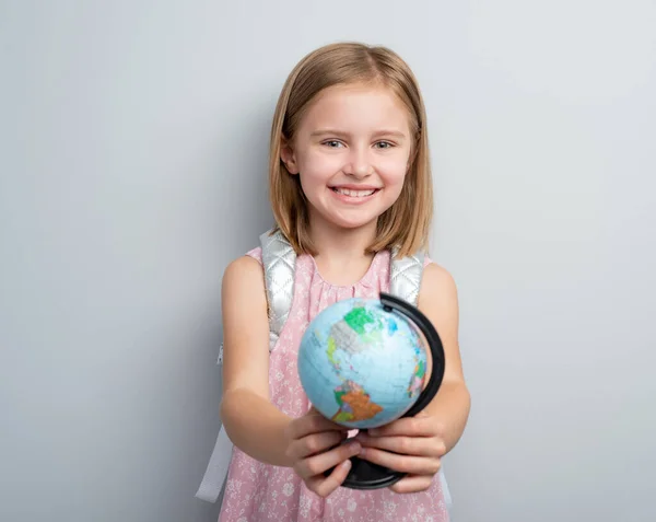 Studentessa holding globo di fronte a lei — Foto Stock