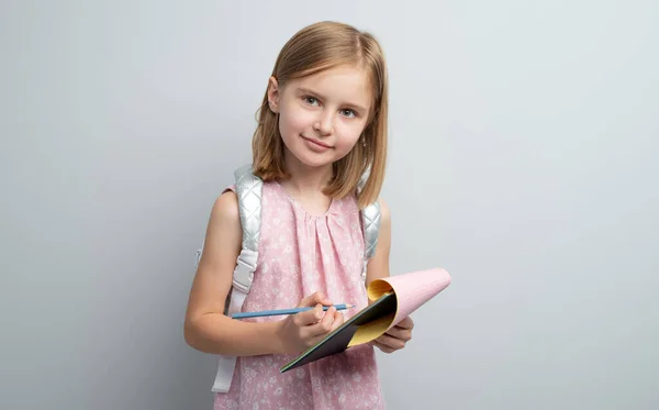 Schülerin macht sich Notizen im Schreibblock — Stockfoto