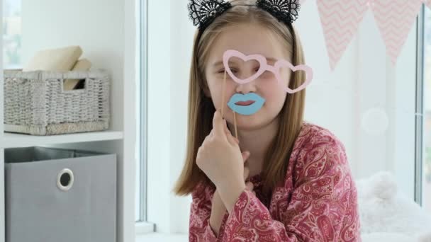 Niña Niña jugando con vasos de papel — Vídeos de Stock