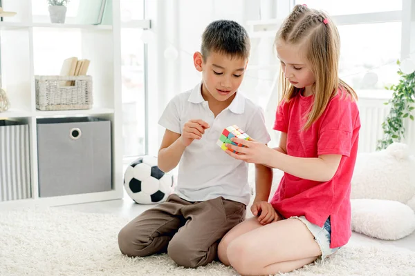 Bonito crianças brincando com rubiks cubo — Fotografia de Stock