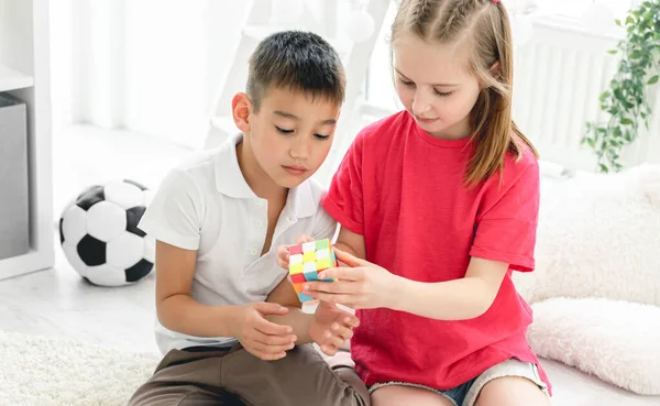 可爱的孩子玩rubik立方体 — 图库照片