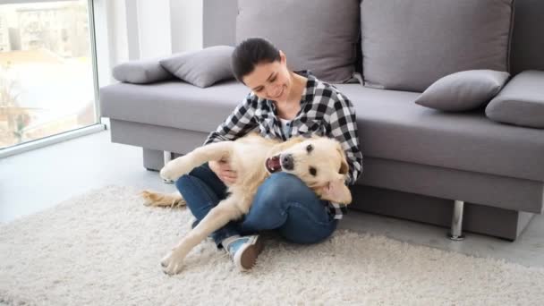 Hübsche Frau mit schönem Golden Retriever — Stockvideo