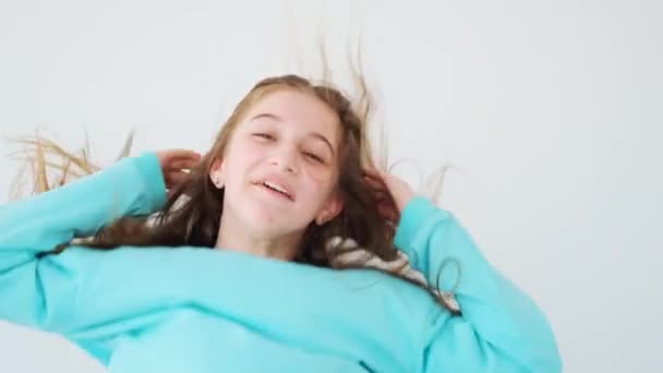 Menina com cabelo fluttering — Vídeo de Stock