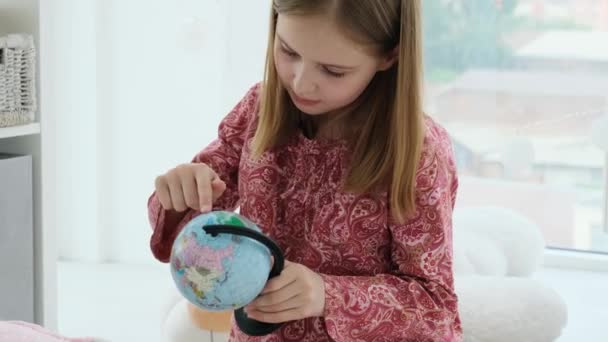 Menina brincando com um globo — Vídeo de Stock