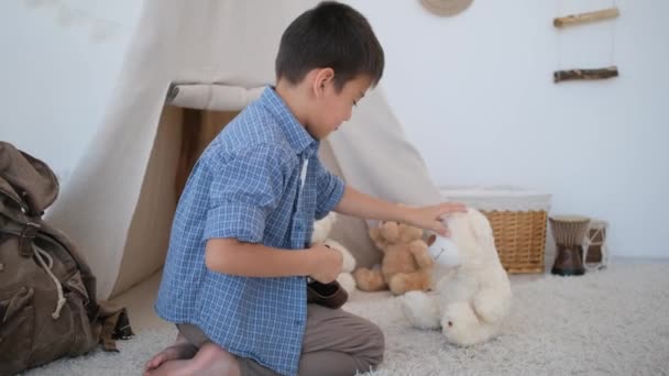 Kleiner Junge Fotograf schießt Teddybär — Stockvideo