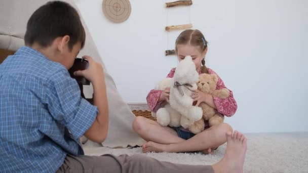 Kleiner Junge fotografiert Mädchen — Stockvideo