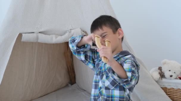 Kleiner Junge schießt mit selbstgebastelter Schleuder — Stockvideo