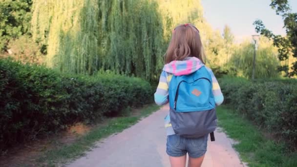 공원 골목을 걷고 있는 여대생 — 비디오