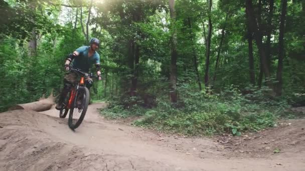 Ciclista in bicicletta su strada forestale — Video Stock
