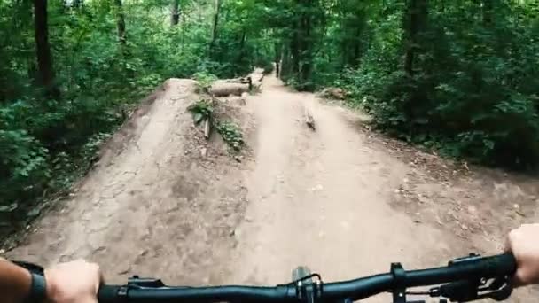 Mountain biker corre ao longo da estrada e queda — Vídeo de Stock