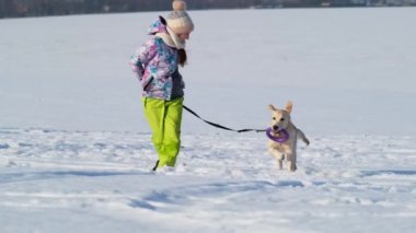 Güzel kız ve neşeli köpek.