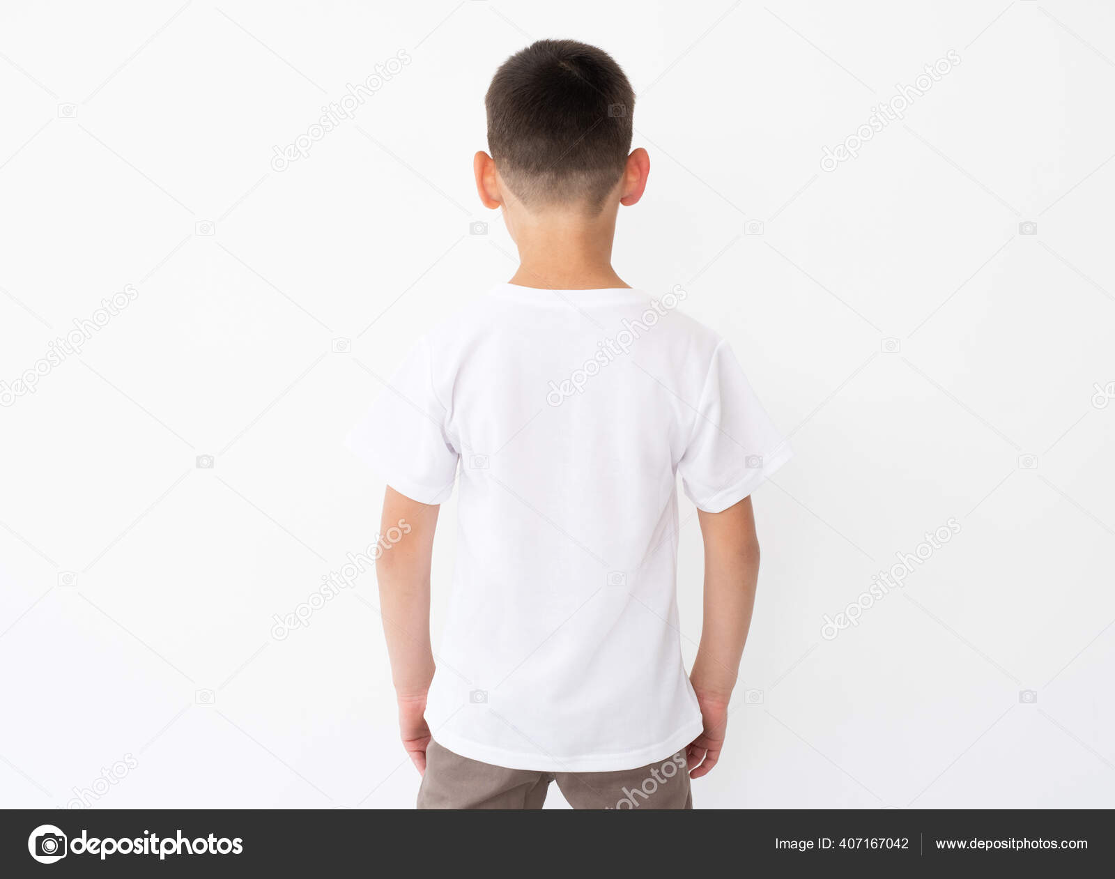 Parte posterior del niño vistiendo camiseta blanca — Foto de stock  #407167042 © GekaSkr, image size:1600x1261