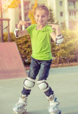 Paten süren küçük kız.