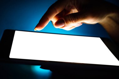 Koyu arkaplanda güçlü bir tablet