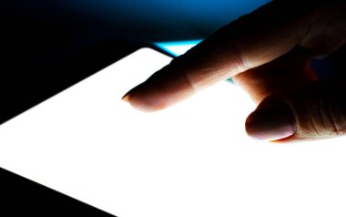 Koyu arkaplanda güçlü bir tablet