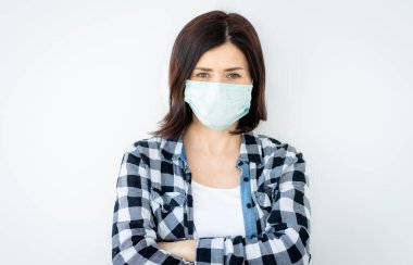 Tıbbi maske takan güzel bir kadın