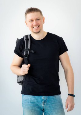 Gülen adam boş tişört giyiyor.