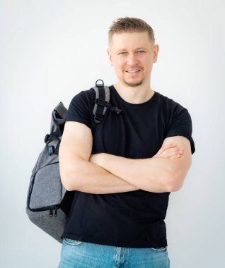 Elleri çapraz olan mutlu adam