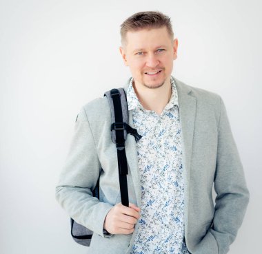 Ofis kıyafetleri içinde çekici bir adam.