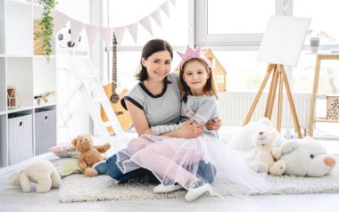 Mutlu anne kucağında tatlı kızı