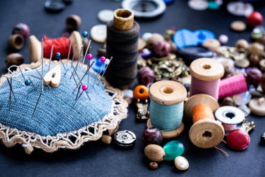 İğneler, eski iplikler ve boncuklar.