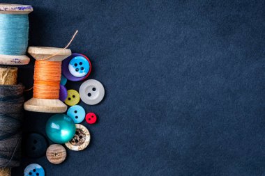 Kalp düğmelerden ve makaralardan yapılmıştır.