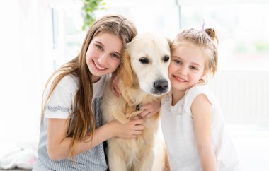 Şirin köpekle gülümseyen kardeşler