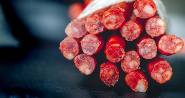 Kabanos uzun süre füme sosis yedi.