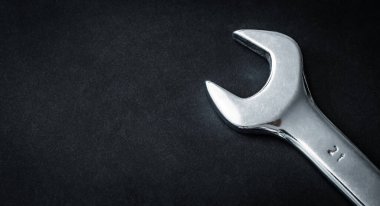 Metalik el anahtarı.