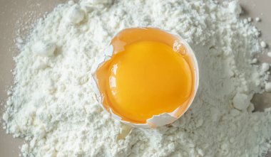 Kırık çiğ tavuk yumurtası