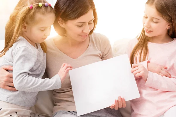 Vuoto foglio bianco di carta in mano — Foto Stock