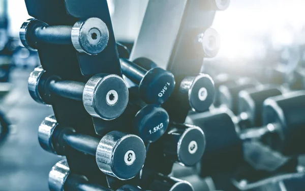 Rows with a set of dumbbells — Stock Photo, Image