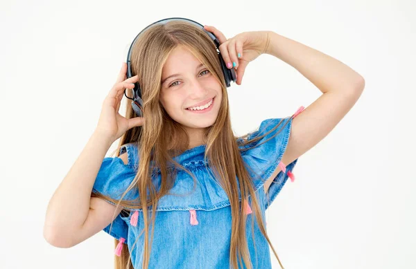 Retrato de niña en auriculares — Foto de Stock