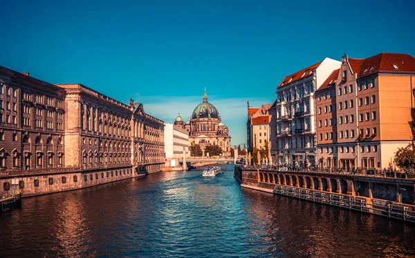 Berlin Cathedral viewed from river — Stock Photo, Image