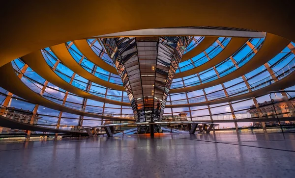 Binnen Reichstag koepel — Stockfoto