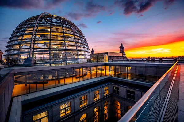 Majestoso Reichstag cúpula — Fotografia de Stock