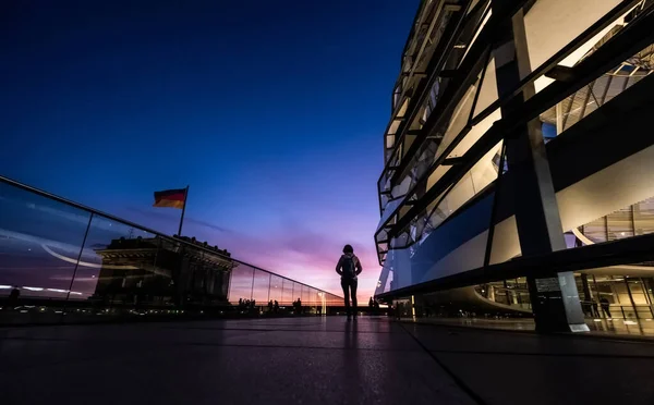 Tourist walking along Reichstag — Stock Photo, Image