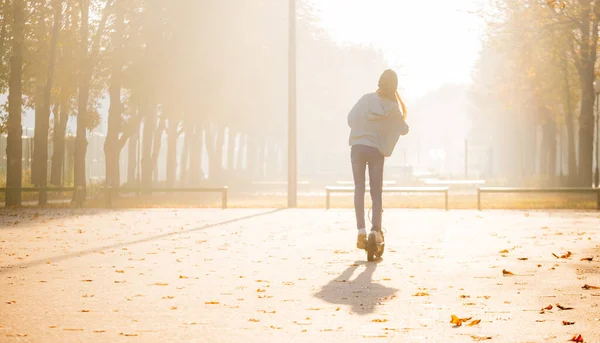 Söt flicka på skoter i dis — Stockfoto