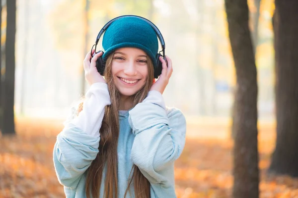 Menina sorridente em fones de ouvido — Fotografia de Stock