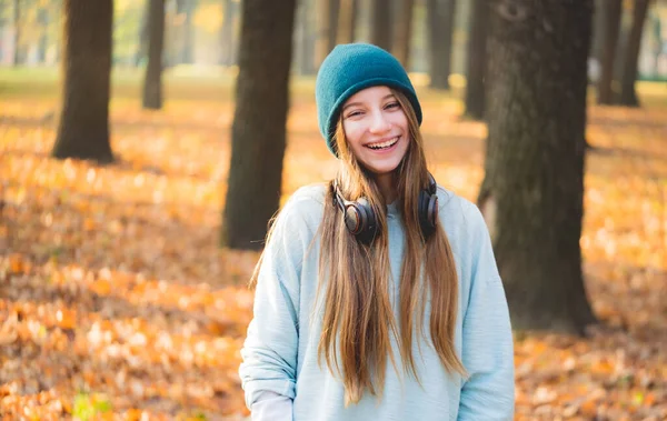 Sonbahar doğasında hoş bir kız.