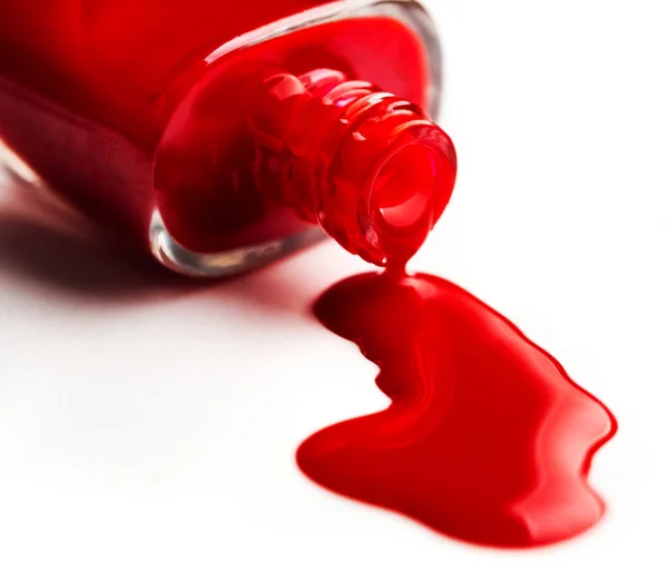 Verter esmalte de uñas de la botella — Foto de Stock