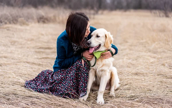 Hund mit Frau draußen — Stockfoto