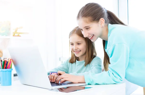 Meninas felizes trabalhando no computador — Fotografia de Stock