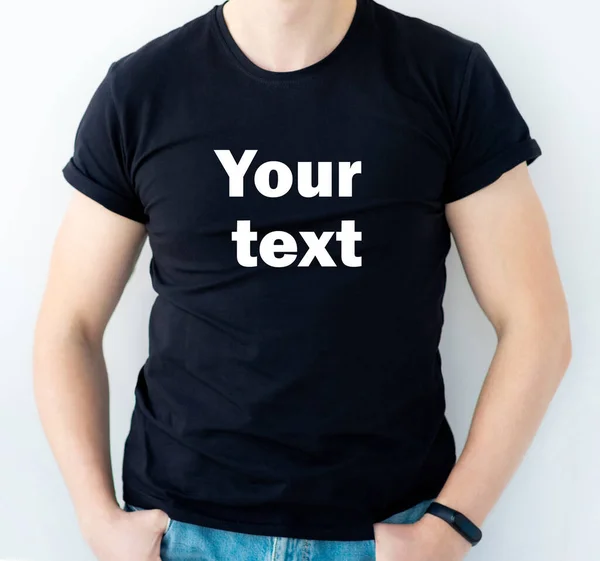 Черная футболка с образцом текста — стоковое фото