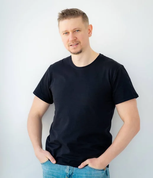 Bonito homem posando em t-shirt preta — Fotografia de Stock